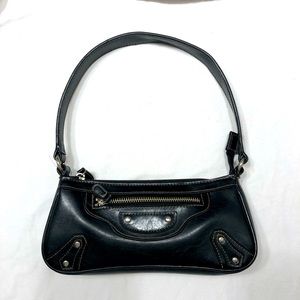 Vinyl 9 x 4“ black mini purse with silver zippers